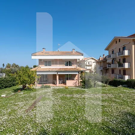 Homiday - Villino Dei Poeti Apartment Pineto